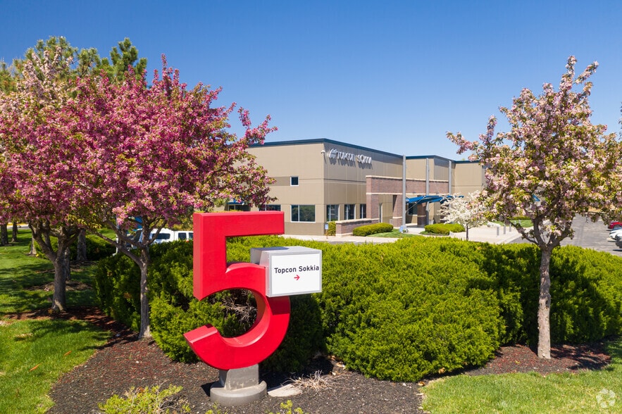 More Photos Of 16900 W 118th St - Bldg 5, Olathe Flex For Lease