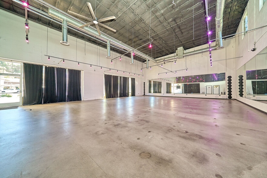 More Photos Of 11555-11561 Ventura Blvd, Studio City Storefront For Lease