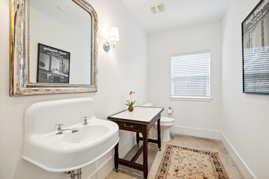 More Photos Of 128 W 17th St, Houston Loft Creative Space For Sale