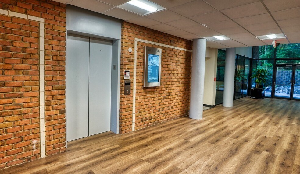 More Photos Of 9755 Dogwood Rd, Roswell Office For Lease