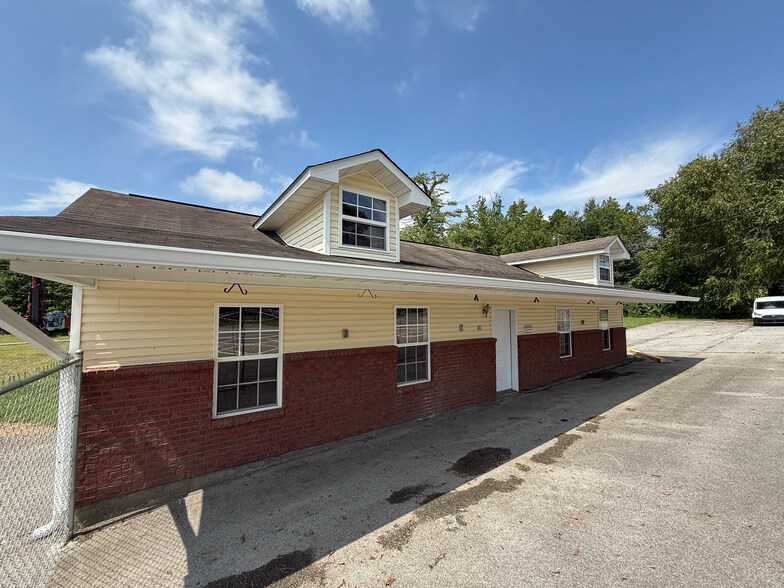 More Photos Of 911 US-25E, White Pine Flex For Lease