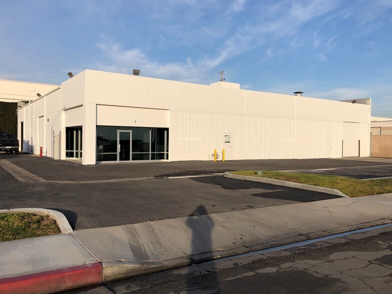 More Photos Of 1235 N Grove St, Anaheim Manufacturing For Lease