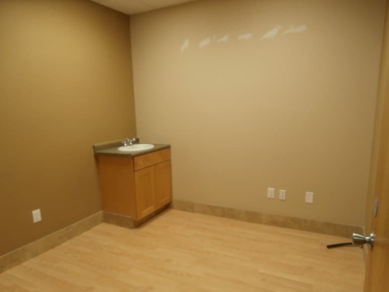 More Photos Of 3221-3225 Parmenter St, Middleton Freestanding For Lease