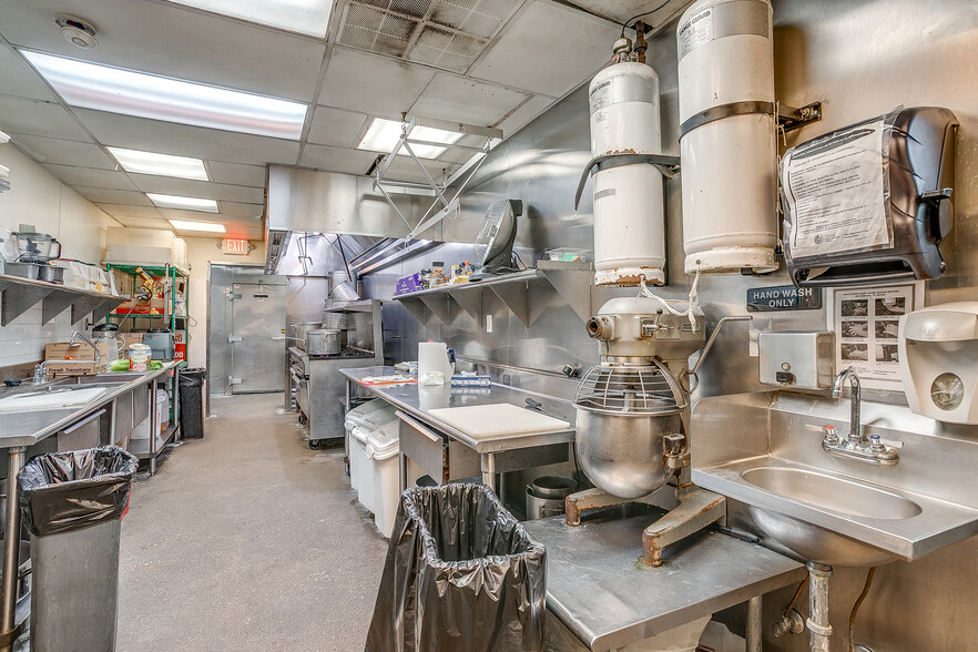 More Photos Of 1540 N Main St, Fort Worth Freestanding For Lease