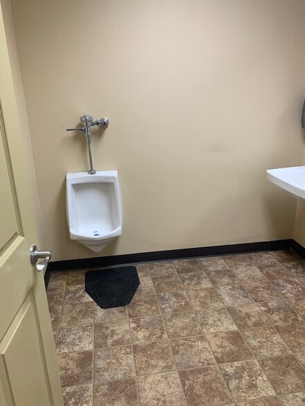 More Photos Of 7490 Bridgewater Rd, Huber Heights Manufacturing For Lease