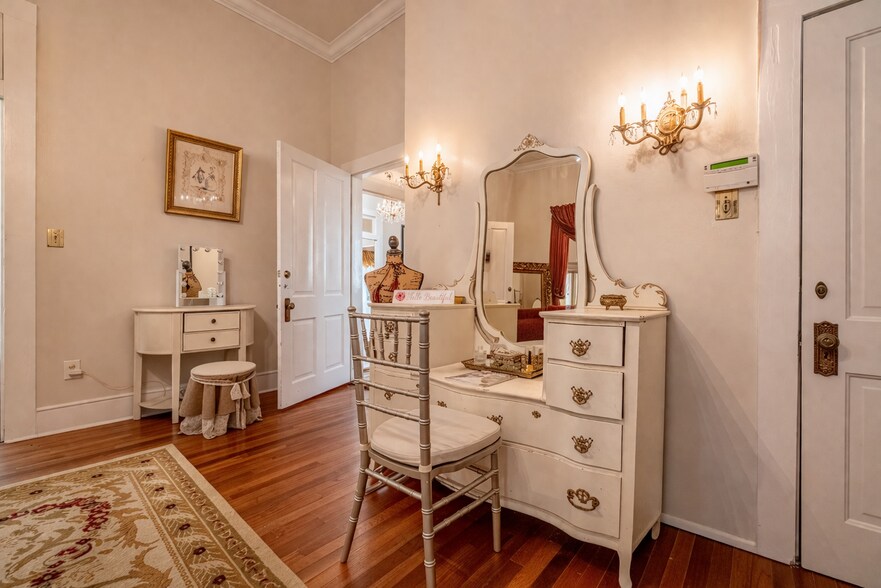 More Photos Of 5800 England Dr, Alexandria Specialty For Sale