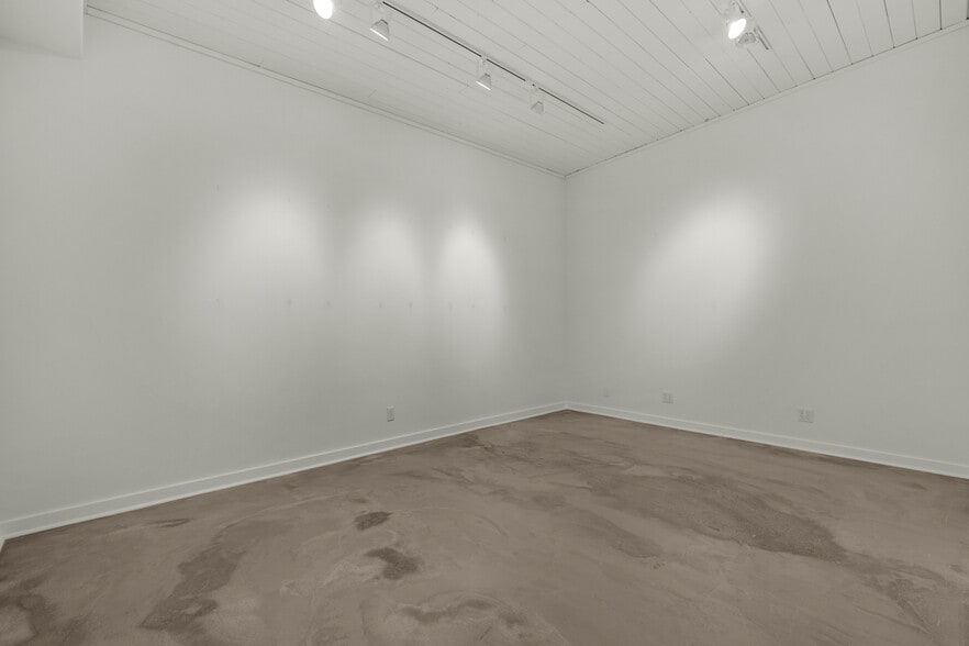 More Photos Of 809 S Holladay Dr, Seaside Showroom For Sale