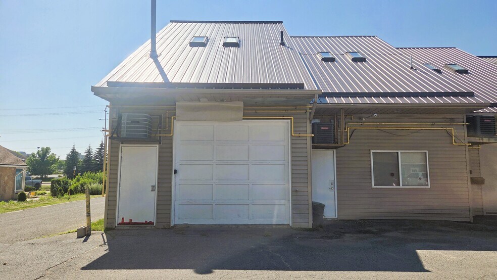 More Photos Of 1044-1058 Gardiners Rd, Kingston Office For Lease