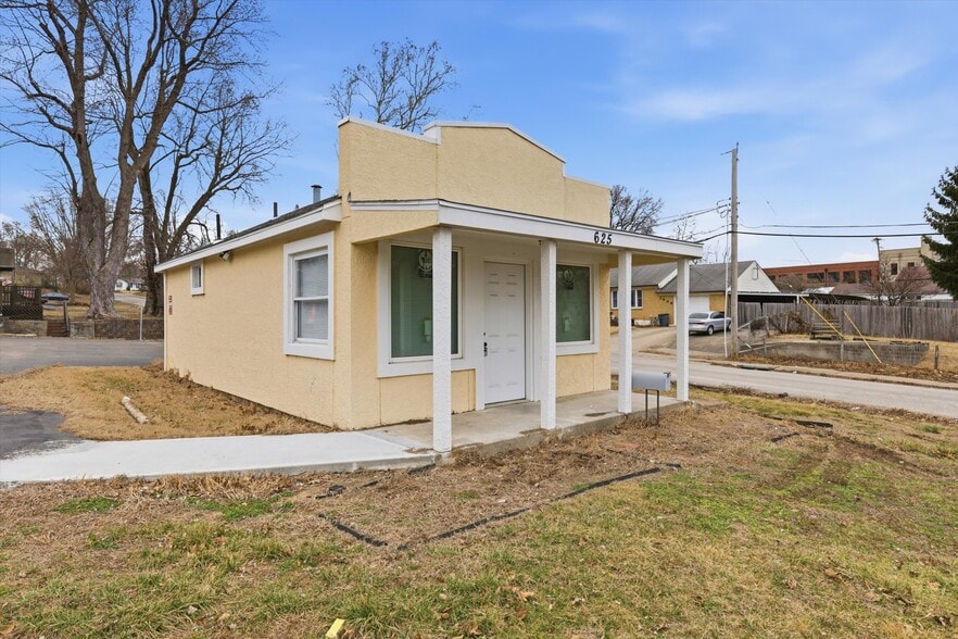 More Photos Of 625 W 23rd St, Independence Storefront Retail Office For Sale