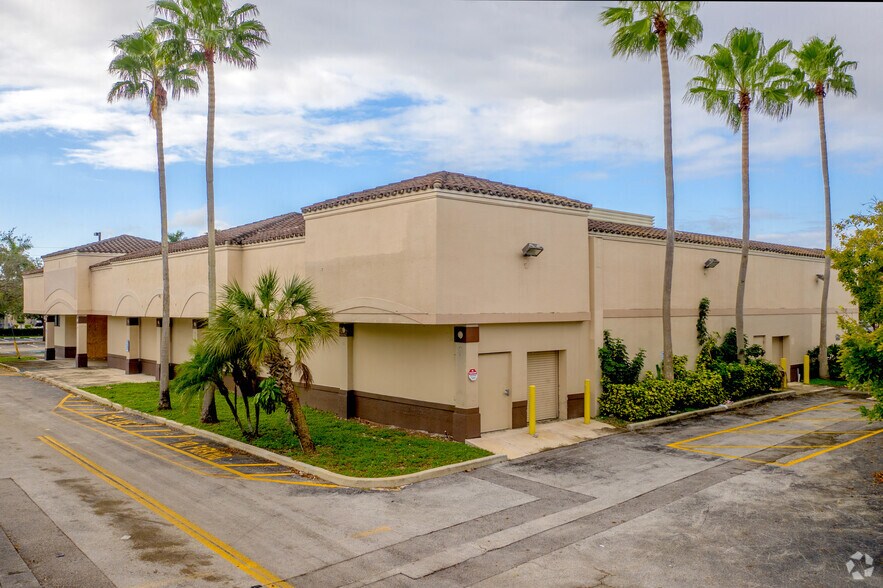 More Photos Of 2301 N University Dr, Sunrise Drugstore For Sale