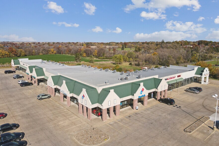 Primary Photo Of 1514-1598 Washington St, Pella General Retail For Sale