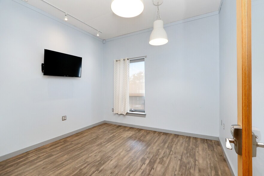 More Photos Of 1125 Westport Dr, Manhattan Office For Lease