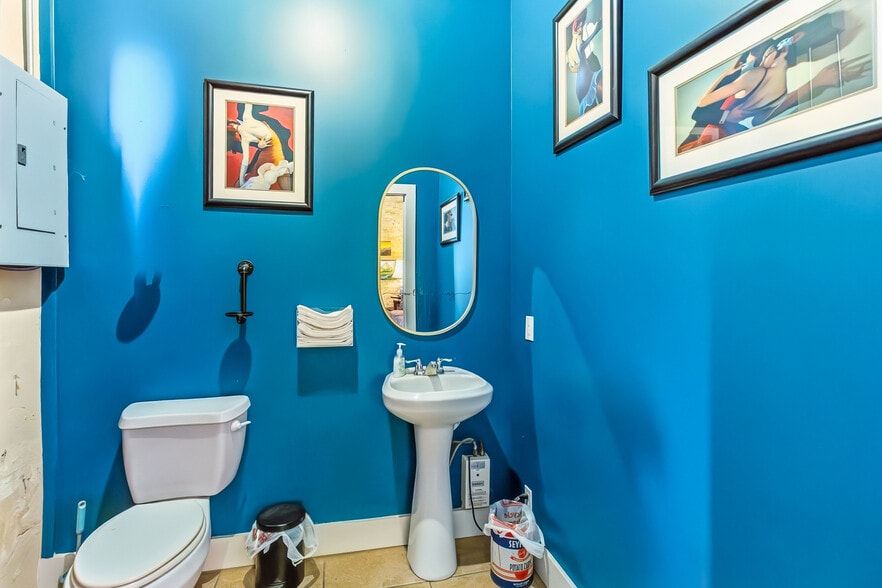 More Photos Of 709 Chestnut St, Bastrop Storefront Retail Residential For Sale