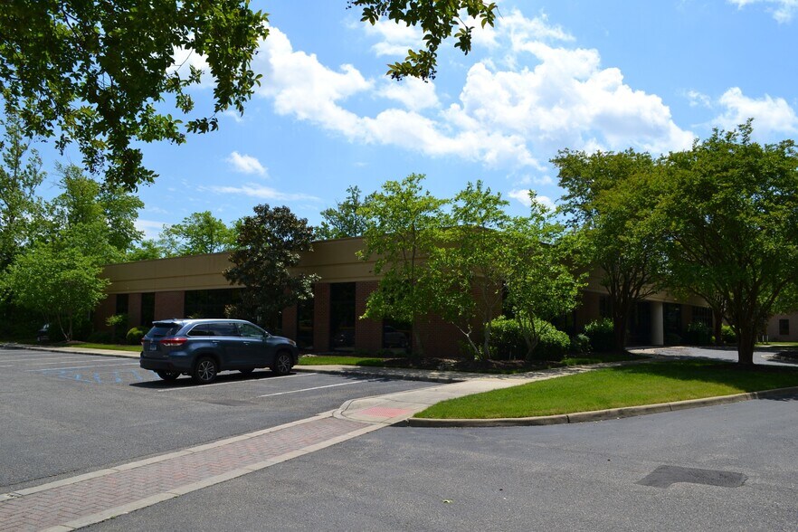 More Photos Of 21 Manhattan Sq, Hampton Office For Sale