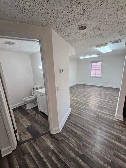 More Photos Of 3303 Main St, Stratford Office For Lease