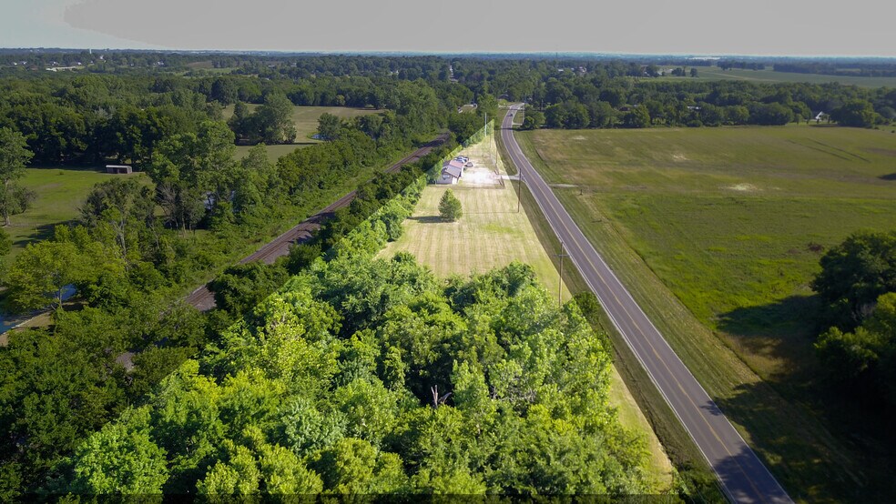 More Photos Of 25300 S State Route D, Cleveland Auto Repair For Lease