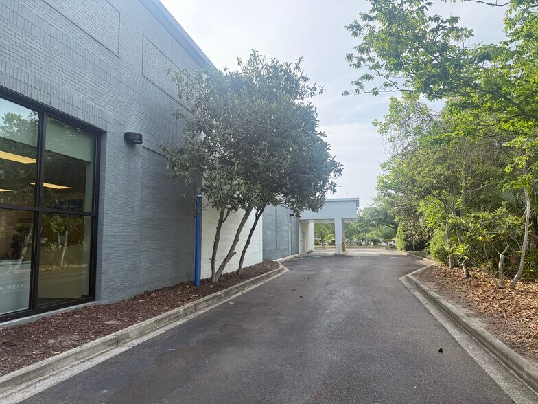 More Photos Of 1799 N Highway 17, Mount Pleasant Storefront For Lease