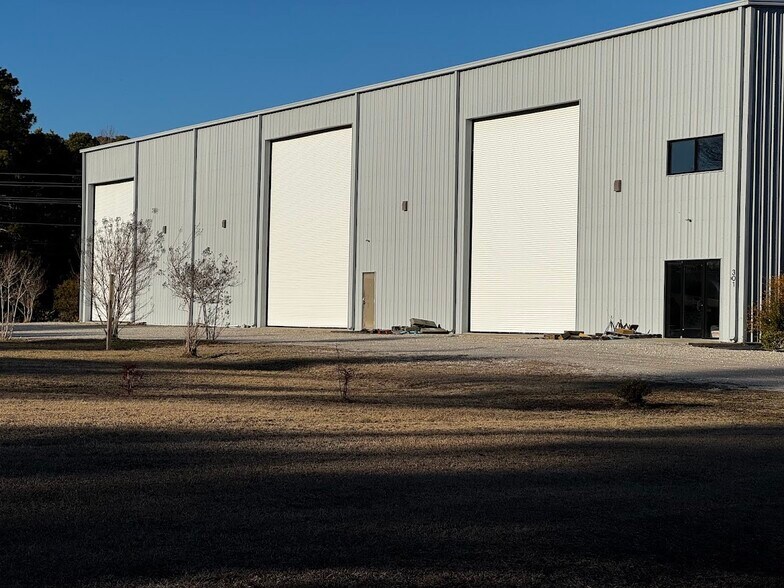 More Photos Of 301 Facility Dr, Newport Warehouse For Sale