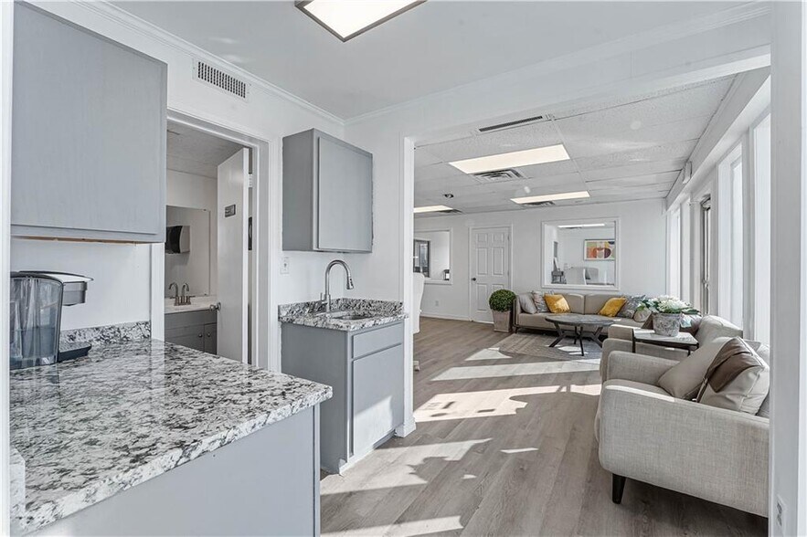 More Photos Of 2105 S Thompson St, Springdale Light Distribution For Sale