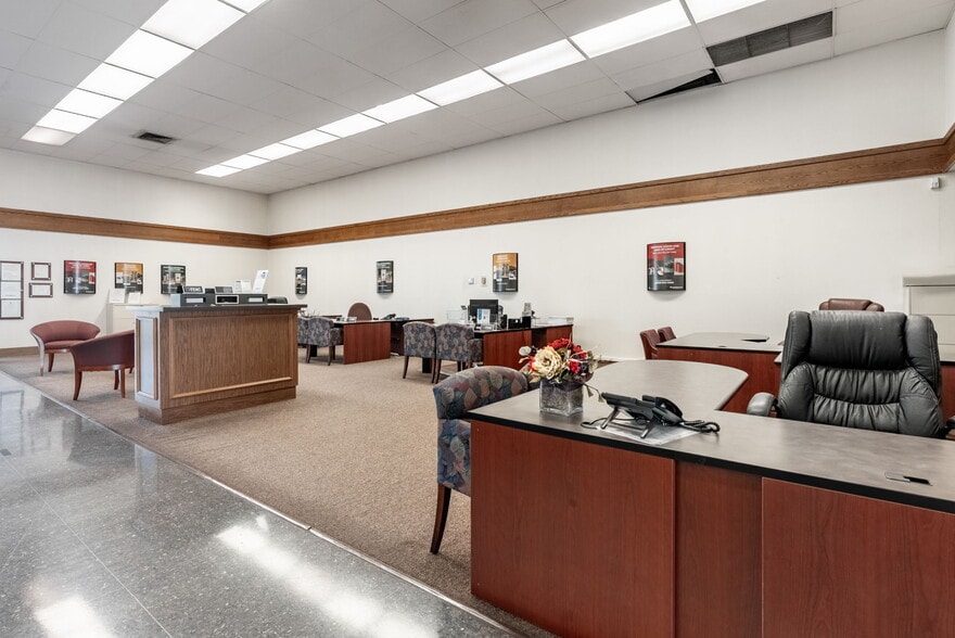 More Photos Of 890 W Lacey Blvd, Hanford Bank For Sale