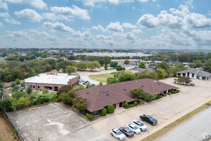 More Photos Of 1721 Cimarron Trl, Hurst Medical For Sale