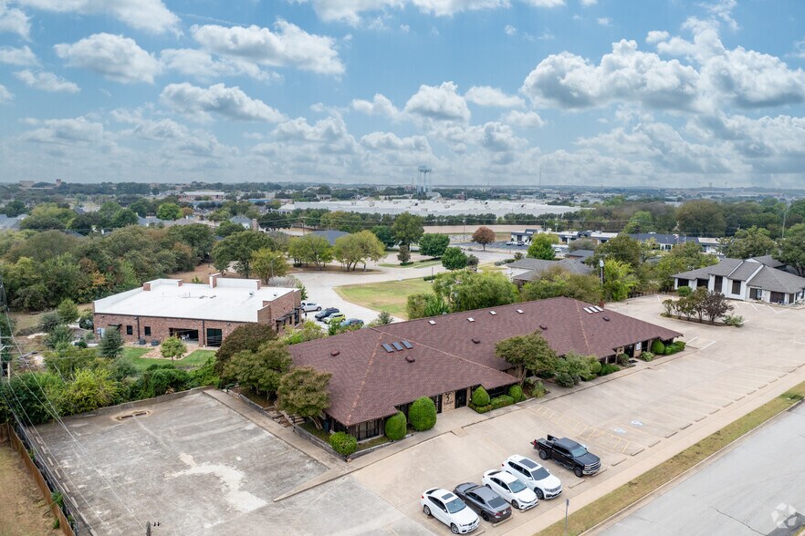 More Photos Of 1721 Cimarron Trl, Hurst Medical For Lease