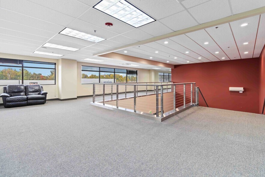 More Photos Of 222 N Plymouth Ave, New Plymouth Showroom For Sale