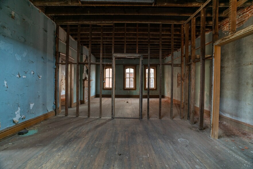 More Photos Of 217 W Main St, Washington General Retail For Sale