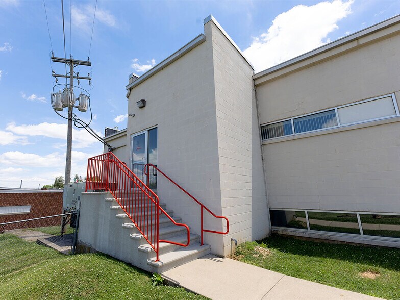 More Photos Of 3151 W Market St, York Office For Lease