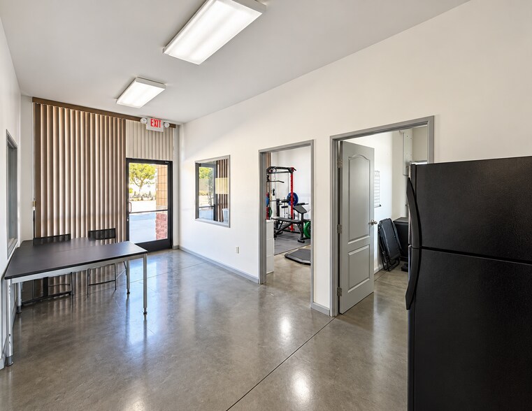 More Photos Of 244 E Avenue K10, Lancaster Showroom For Lease