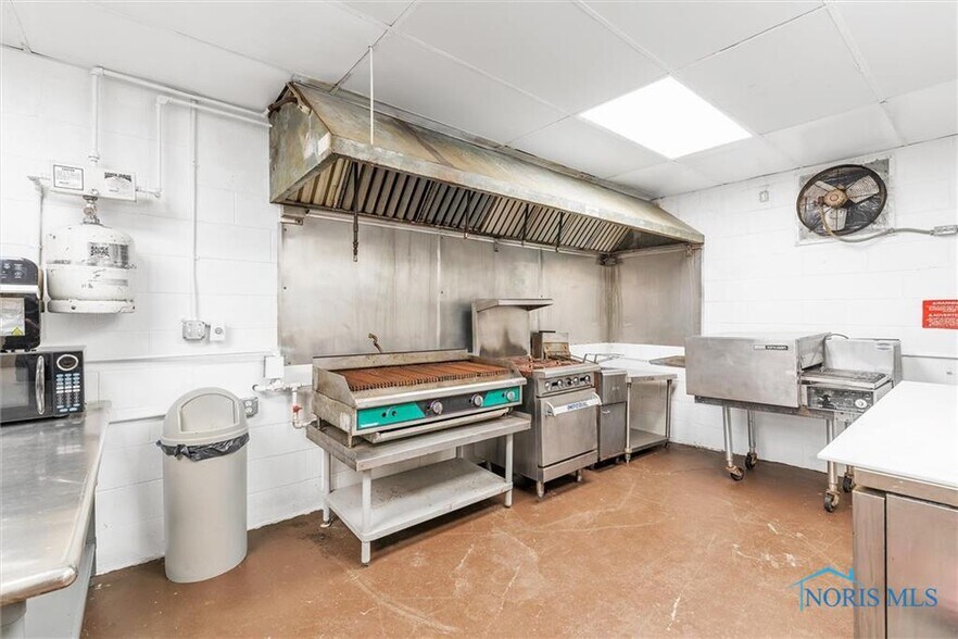 More Photos Of 11407 Corduroy Rd, Curtice Storefront For Sale