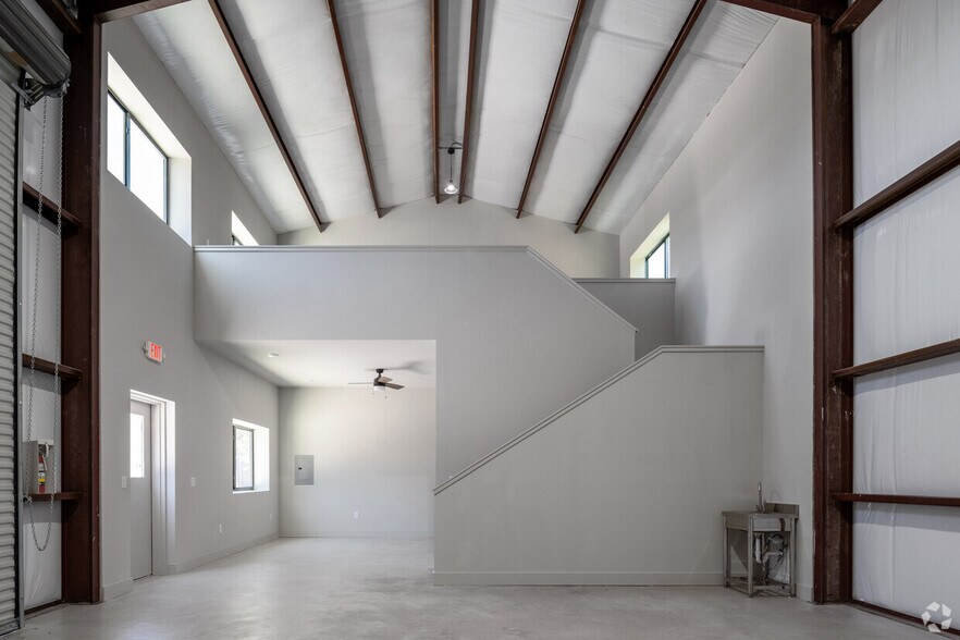 More Photos Of 15210 Fitzhugh Rd, Austin Flex For Sale