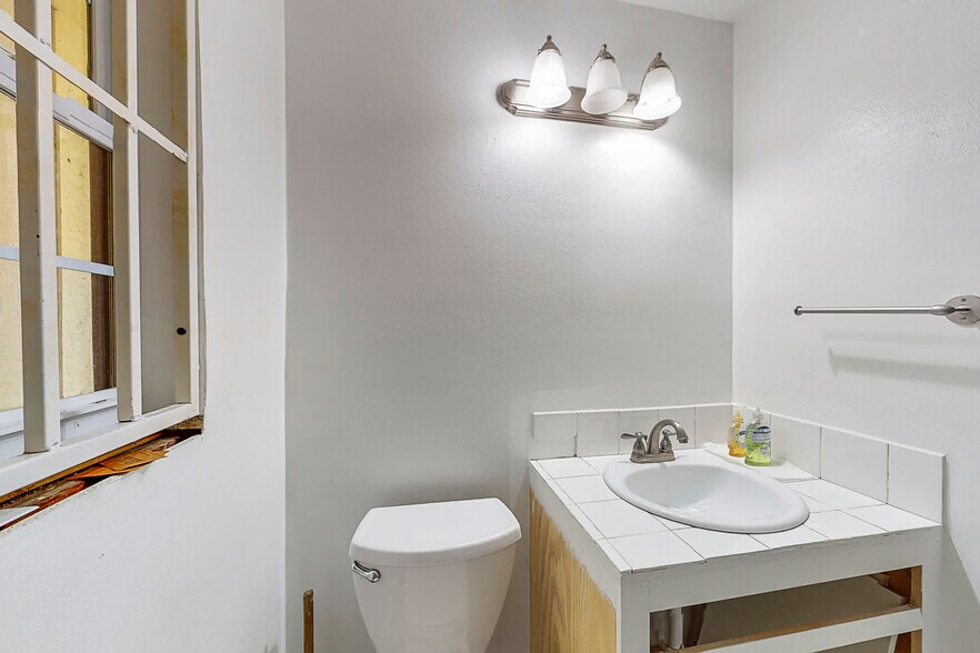 More Photos Of 5710 Edgemoor Dr, Houston Specialty For Sale