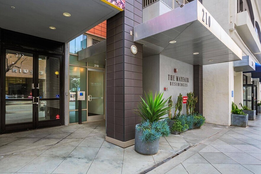 More Photos Of 214 Santa Monica Blvd, Santa Monica Apartments For Lease