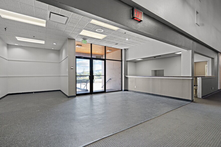 More Photos Of 15201-15207 Midway Rd, Addison Distribution For Lease