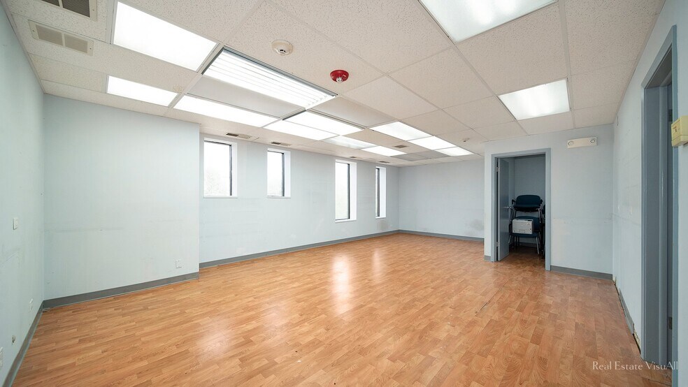 More Photos Of 129 S Roselle Rd, Schaumburg Office For Sale