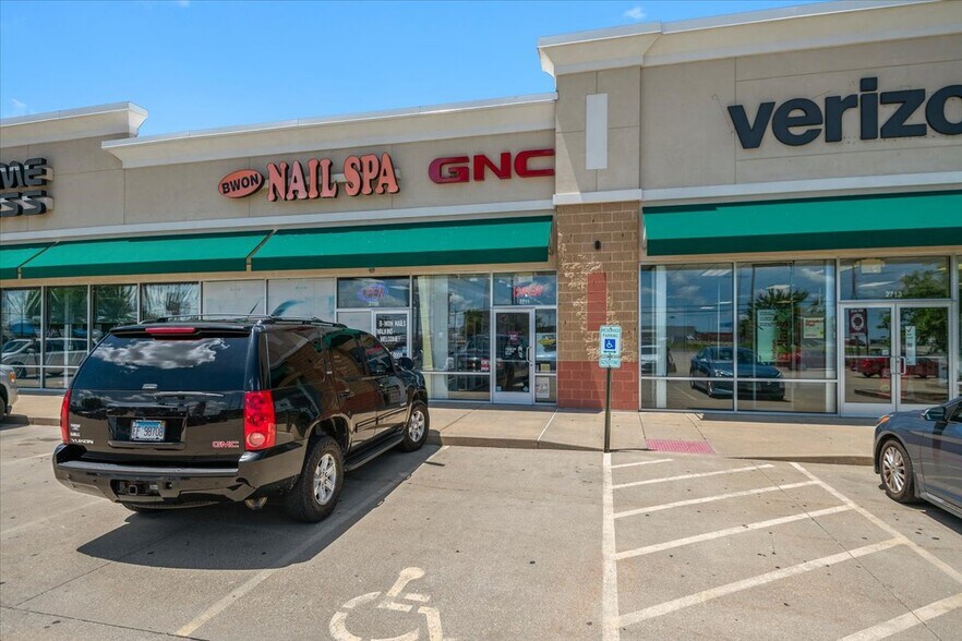 More Photos Of 2701-2711 N Dirksen Pky, Springfield General Retail For Lease