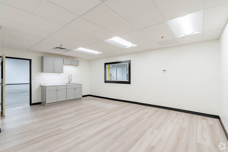 More Photos Of 240 N Sunway Dr, Gilbert Manufacturing For Lease