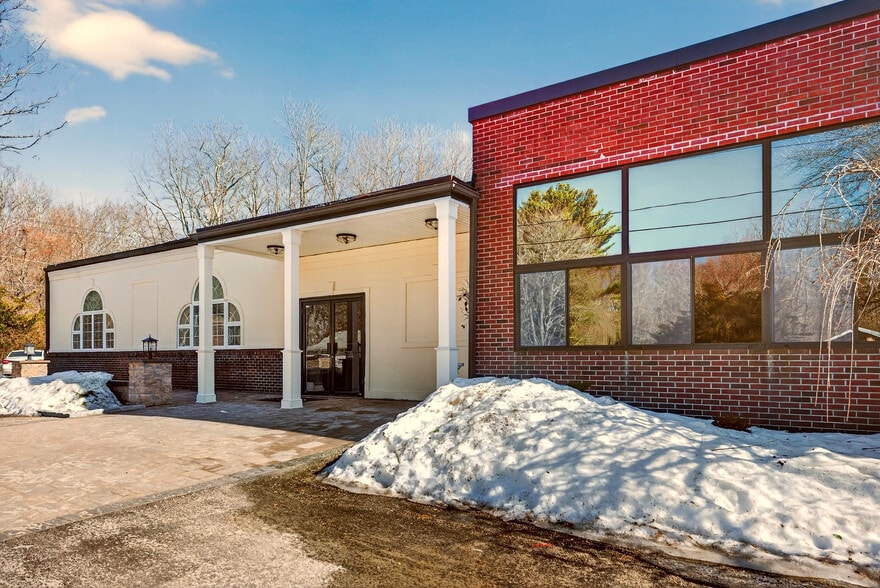 More Photos Of 1146 Spindle Hill Rd, Wolcott Freestanding For Sale