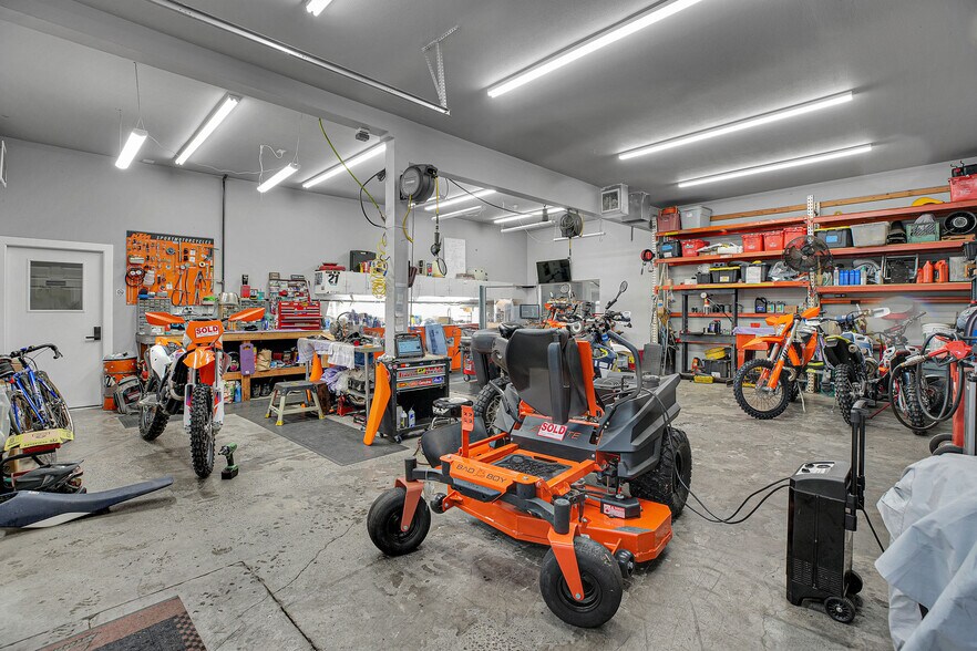 More Photos Of 993 NE Kane Dr, Gresham Freestanding For Lease