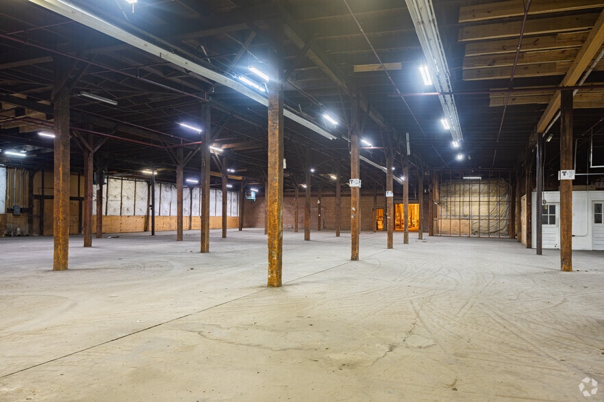 More Photos Of 756 S West St, Petersburg Warehouse For Lease