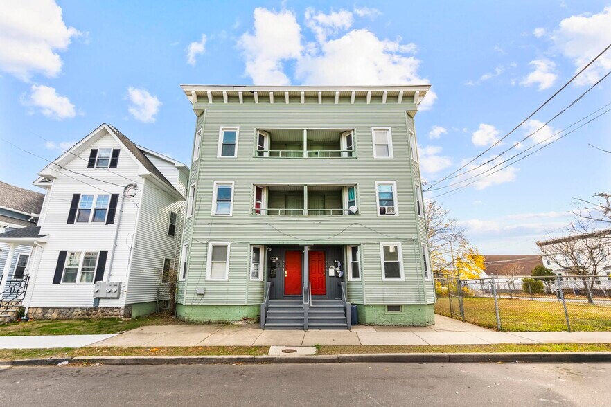 Primary Photo Of 746 Maple St, Bridgeport Apartments For Sale