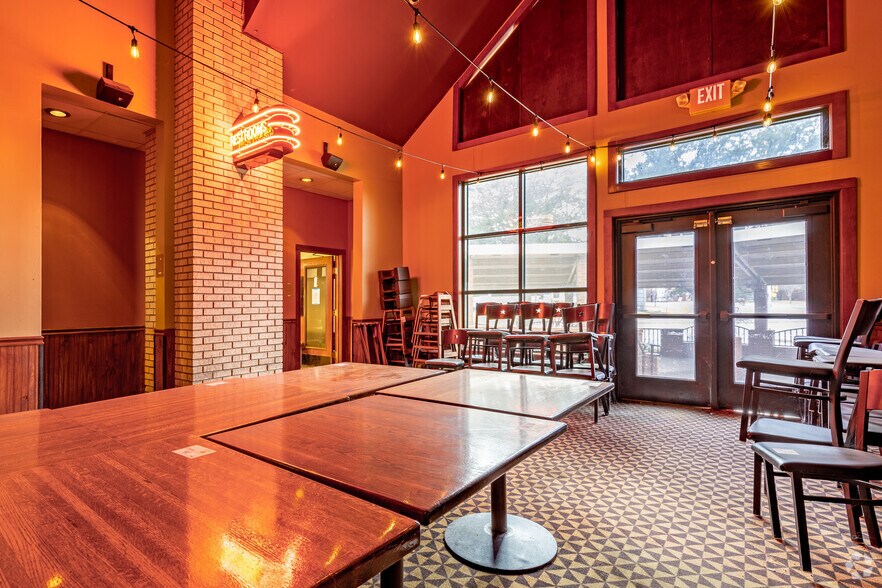 More Photos Of 700 Six Flags Dr, Arlington Restaurant For Lease