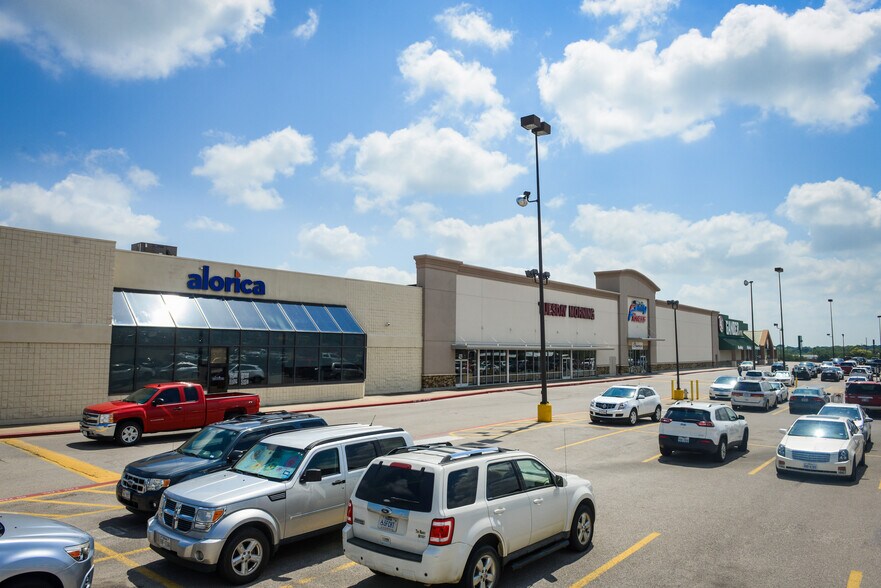 More Photos Of 2701-2725 N Hwy 75, Sherman Unknown For Lease