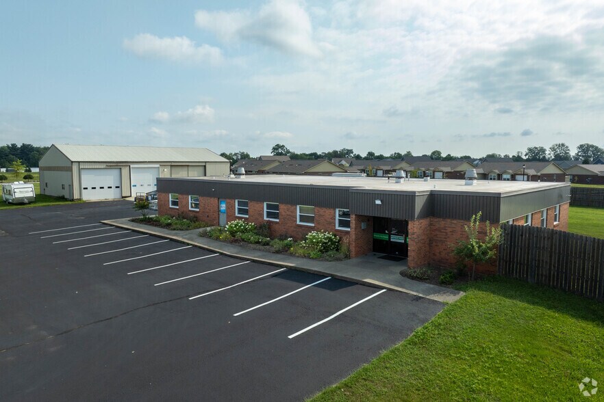 Primary Photo Of 1510 Amos Rd, Shelbyville Flex For Sale
