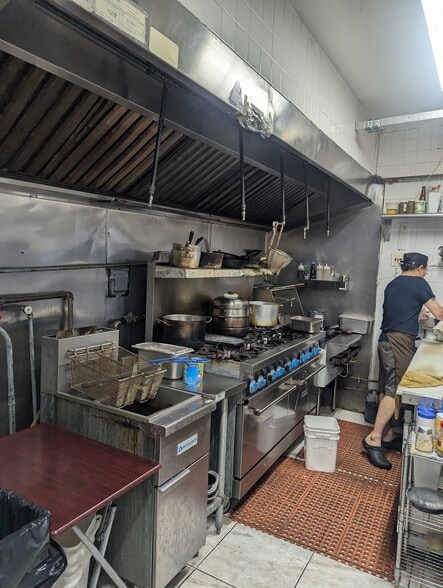 More Photos Of 3310 28th Ave, Astoria Restaurant For Lease