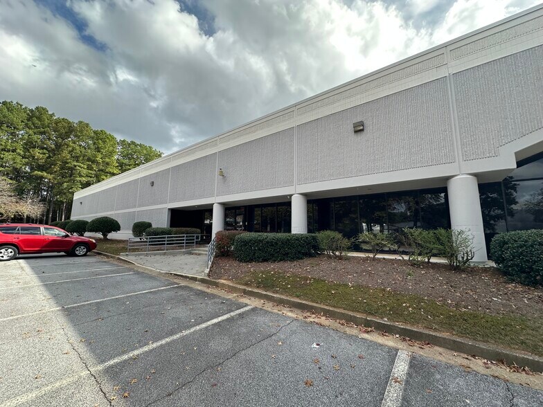 More Photos Of 5243 Royal Woods Pky, Tucker Light Distribution For Lease