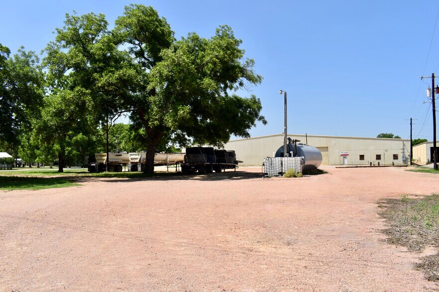 More Photos Of 1009 2nd st, Brady Industrial For Sale