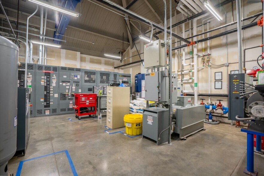 More Photos Of 900 W Indiana St, Evansville Distribution For Lease