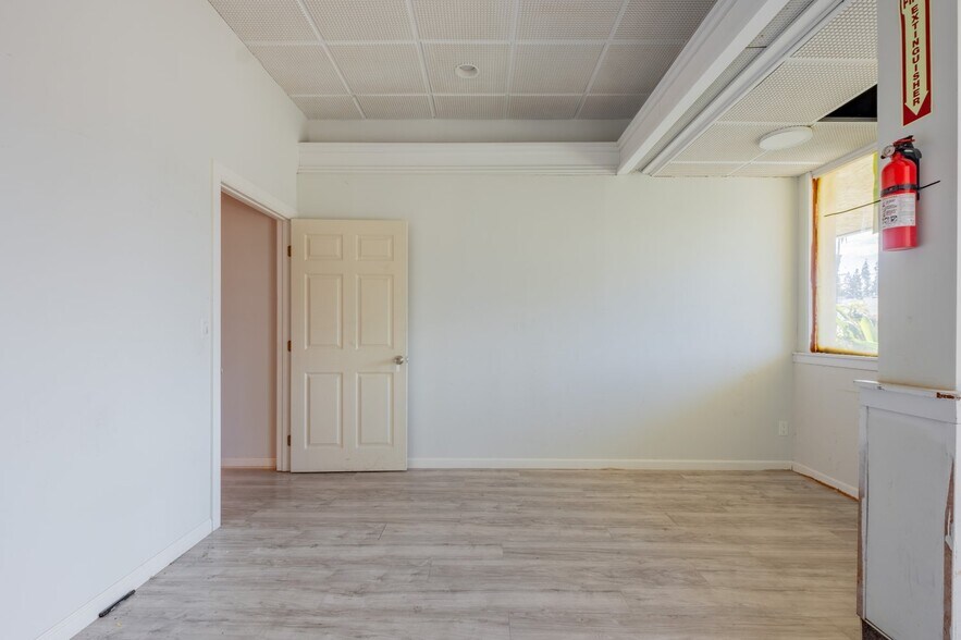 More Photos Of 16955 Sherman Way, Van Nuys Freestanding For Lease